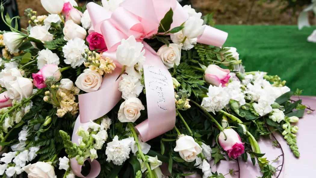 Dlaczego warto nabyć funeralia prosto od firmy pogrzebowej?