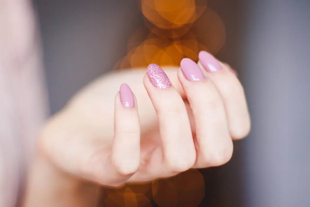 Dlaczego manicure hybrydowy wygrywa z tradycyjnymi metodami?