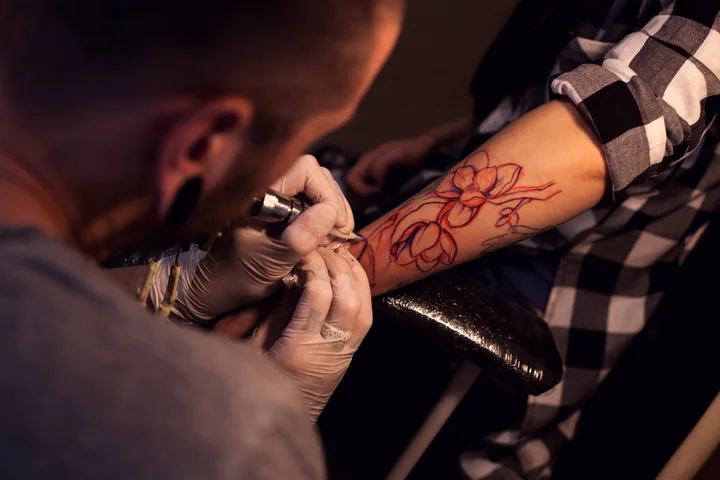 Obraz do artykułu: Czy tatuaż boli? Od czego zależy poziom bólu