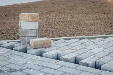 Najlepsze materiały na chodnik, podjazd i taras – czym kierować się podczas wyboru?