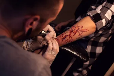 Obraz do artykułu: Czy tatuaż boli? Od czego zależy poziom bólu