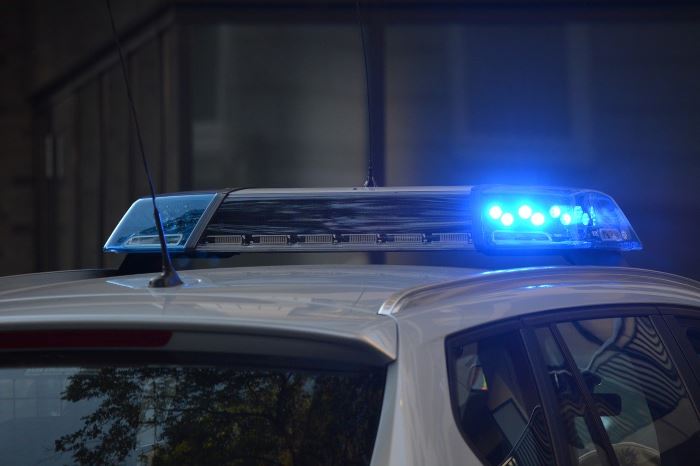 Policja Piaseczno: Dzielnicowi z Zalesie Górnego zatrzymali poszukiwanego mężczyznę