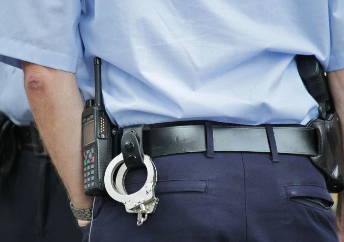 Policja Piaseczno: Kradzież 4 telefonów – pomóż nam ustalić kim jest ten mężczyzna!