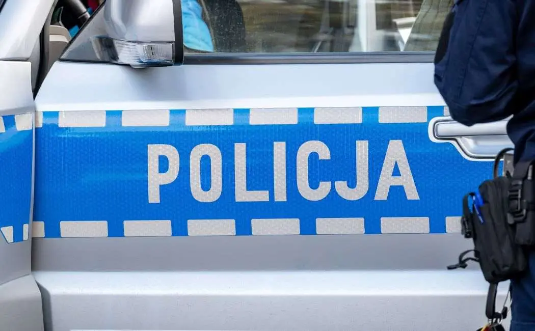 Dzielnicowy i profilaktyk ostrzegają uczniów Czachówka przed używkami i hejtem w sieci