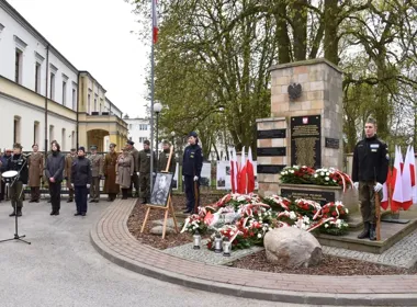 W Górze Kalwarii pamięć o Katyniu zabrzmiała wyjątkowo mocno pod dawnymi koszarami