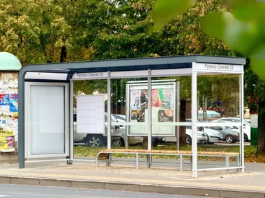 Trzy nowe wiaty przystankowe w Górze Kalwarii. Jedna już stoi