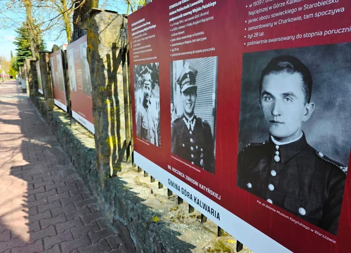 Na tablicy katyńskiej w Górze Kalwarii pojawiły się twarze po latach ciszy