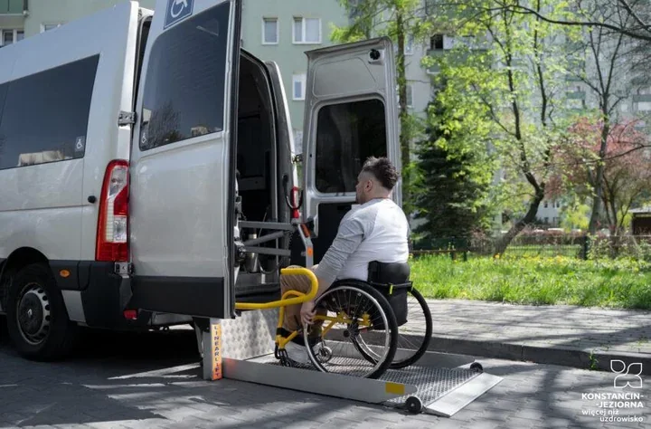Powiat przywraca transport od drzwi do drzwi dla osób z niepełnosprawnościami