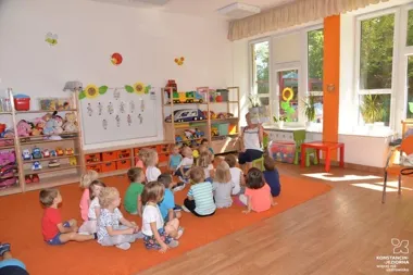 Wakacyjne dyżury w przedszkolach ruszają w jednym rytmie, ale zapisy tylko na początku kwietnia