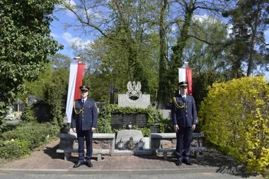 Kwiaty w Skolimowie na znak pamięci o wojnie, która zabrała miliony