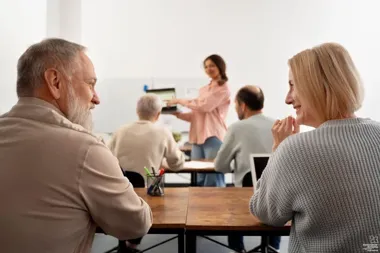 Seniorzy poznają sposoby na oszustów i bezpieczne poruszanie się po mieście