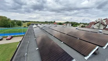 Sto paneli na dachu szkoły. Instalacja zasili podstawówkę w Opaczy