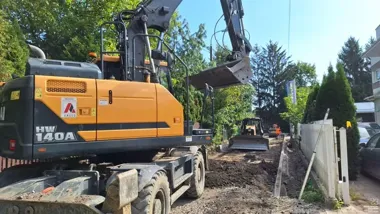 Skolimów zmienia drogi. Na północy układają już kostkę brukową