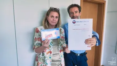 Teczka, koperta i karta ICE. Seniorzy mogą odebrać je bezpłatnie