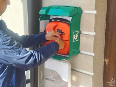 Defibrylatory AED pojawią się w całej gminie. Znamy listę miejsc