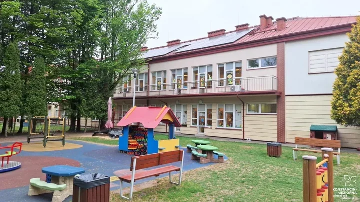 W Konstancinie-Jeziornie ruszył montaż paneli. Szkoły i przedszkole zyskają własny prąd