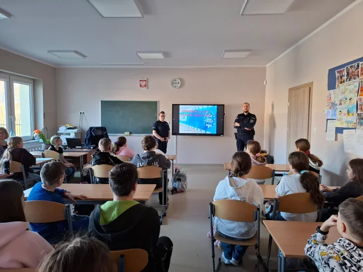 Dzielnicowy w szkole - policja uczy dzieci o hejcie i cyberzagrożeniach