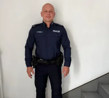 82-latek dryfował bez oddechu. Policjant i strażacy ruszyli do wody