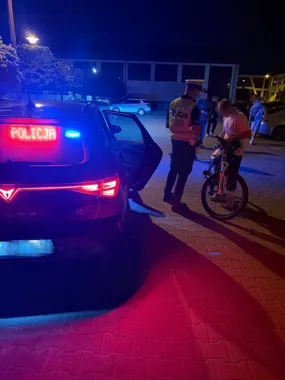 Trzy osoby na jednej hulajnodze. Policja wkroczyła przy skateparku