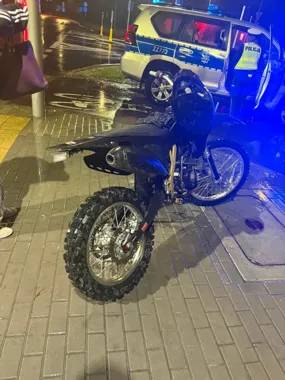 Nocny cross bez tablic w Piasecznie. 16-latek i mandat dla ojca