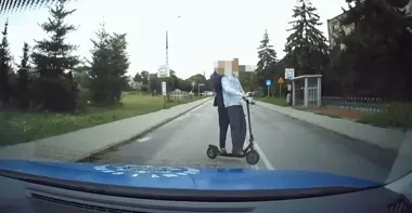 Mysiadło: uciekał hulajnogą przed policją, po drodze zostawił pasażerkę