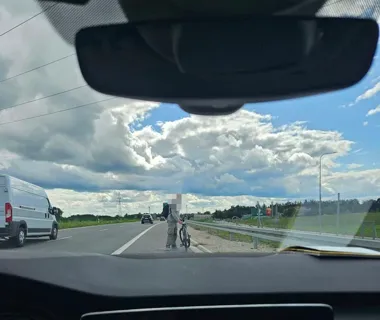 52-latek wjechał rowerem na drogę S7. Policjanci przerwali niebezpieczną wyprawę