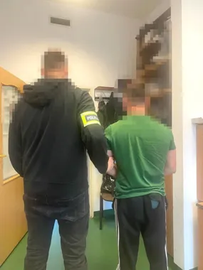 Zarzut pobicia po przypadkowym zderzeniu w sklepie. Dwaj mężczyźni z dozorem