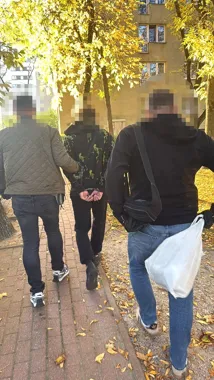 20-latek wyrzucił narkotyki przez okno. Najbliższe 3 miesiące spędzi w areszcie