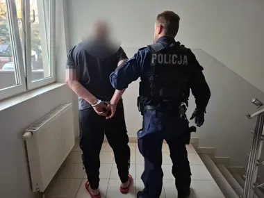 Zgłosił narkotyki w mieszkaniu. Policjantom proponował 3000 zł