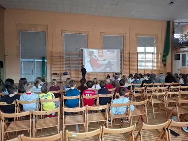 W Józefosławiu policjantka ostrzegła uczniów przed pułapką hejtu