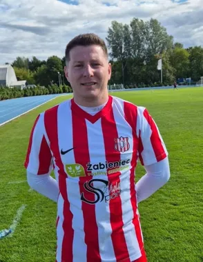 Sekundy po zderzeniu na boisku - dzielnicowy z Piaseczna ruszył pierwszy