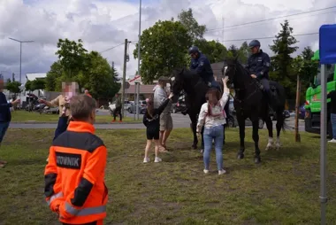 Policjanci pokazali sprzęt i psa, a tłumy pytały o służbę w Lesznowoli