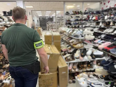 W boksie w Wólce Kosowskiej leżało prawie 200 par podrobionych butów