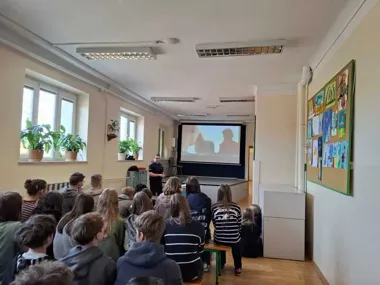 Szkoła w Chylicach - policjantka pokazała jak hejt może zniszczyć życie