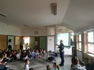 Mali rowerzyści z Łaz gotowi na drogę - policjanci ćwiczyli zasady