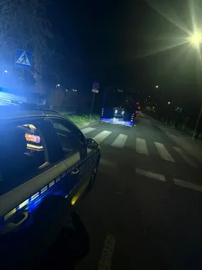 Pijana kierująca mercedesem uderzyła w autobus i próbowała kupić policjantów