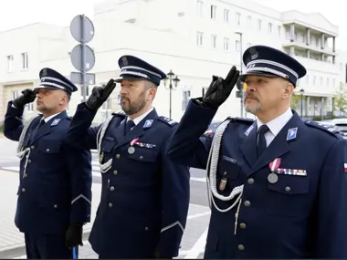 Awanse, medale i pokaz musztry - tak świętowała policja w Piasecznie