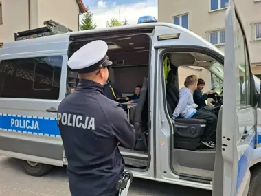 Dzieci weszły do komendy i zobaczyły pracę policjantów od środka