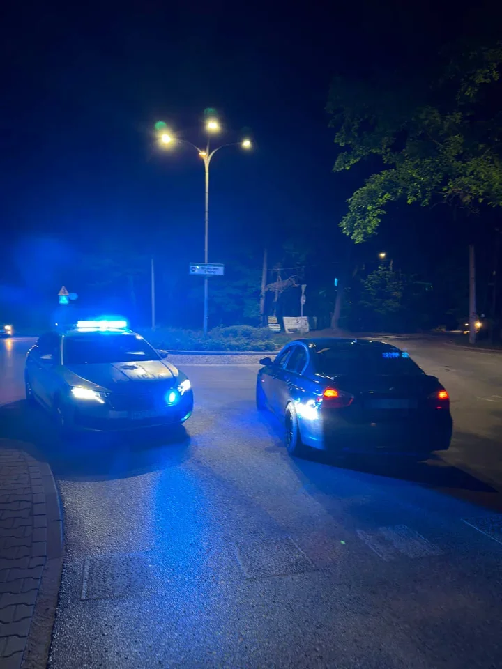 Zasnął za kierownicą BMW na środku drogi - miał blisko 2 promile