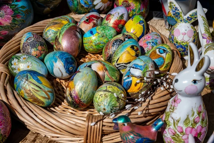 Kiermasz przed Wielkanocą na Placu Piłsudskiego – palmy, pisanki i stoiska rzemieślników