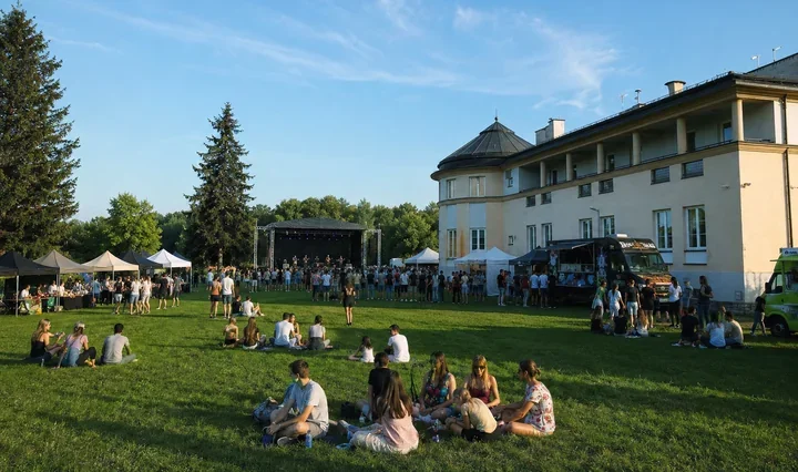 Wakacje w Józefosławiu ruszą od koncertu O.S.T.R. i silent disco