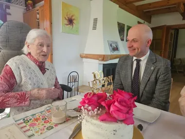 Stulatka z Wólki Kozodawskiej wciąż głosuje. Burmistrz złożył jej życzenia