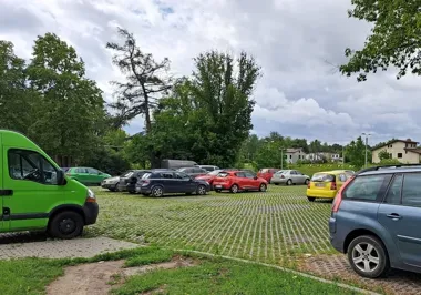 Przy dworcu w Piasecznie zmienia się parkowanie. Tylko część miejsc będzie płatna